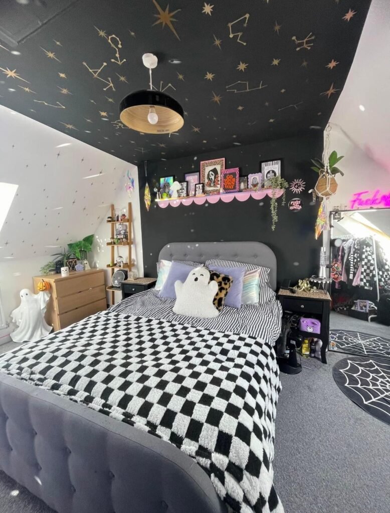 Peinture grise chambre ado derriere le lit et au plafond avec deco halloween