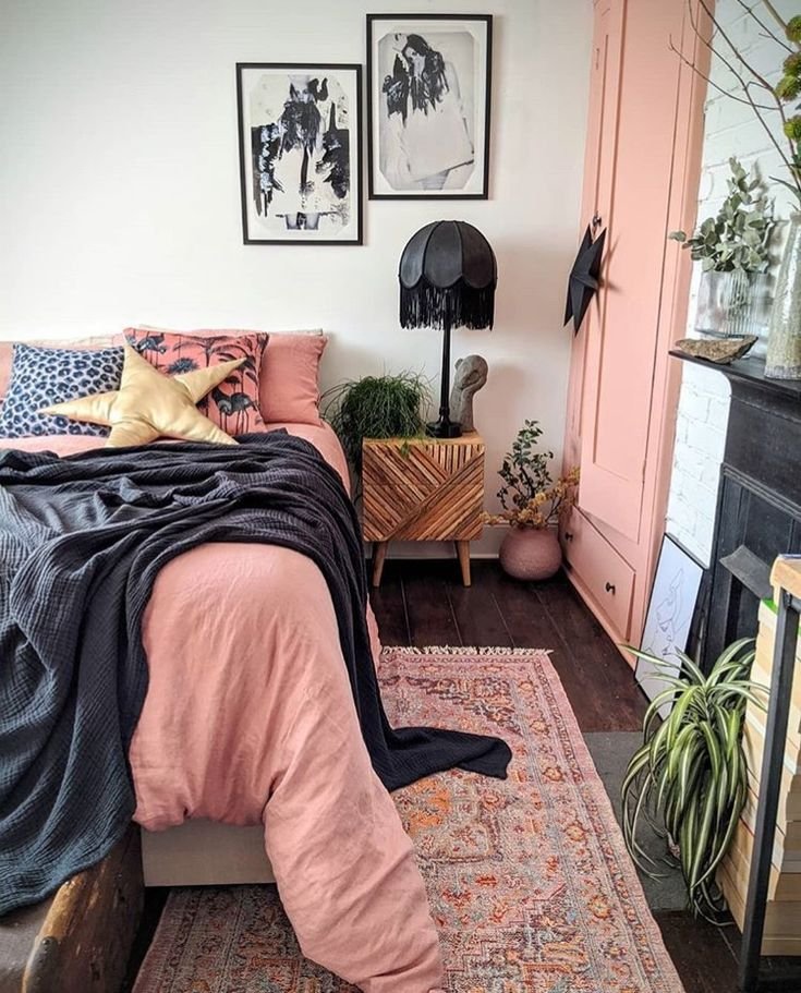 Peinture rose et blanche chambre ado avec draps roses et noirs