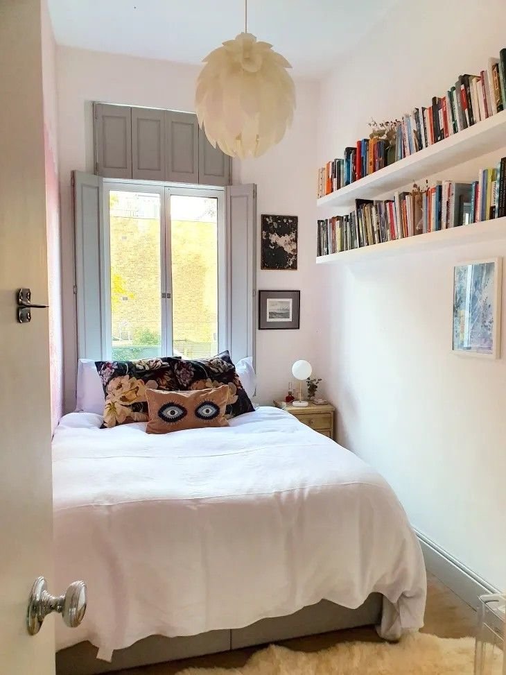 Petite chambre ado cocooning etageres murales hautes