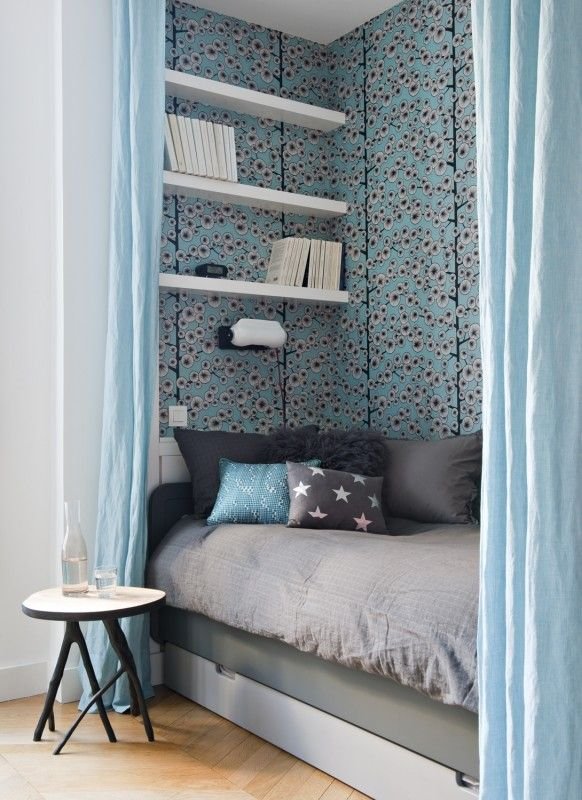Petite chambre ado style scandinave bleu et grise avec rideaux autour du lit