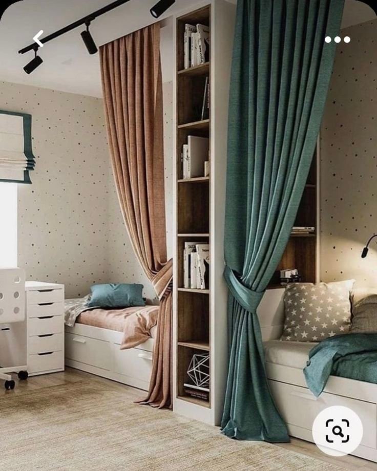 Separer-une-chambre-pour-deux-ados-lits-symmetriques-avec-rideaux-colores