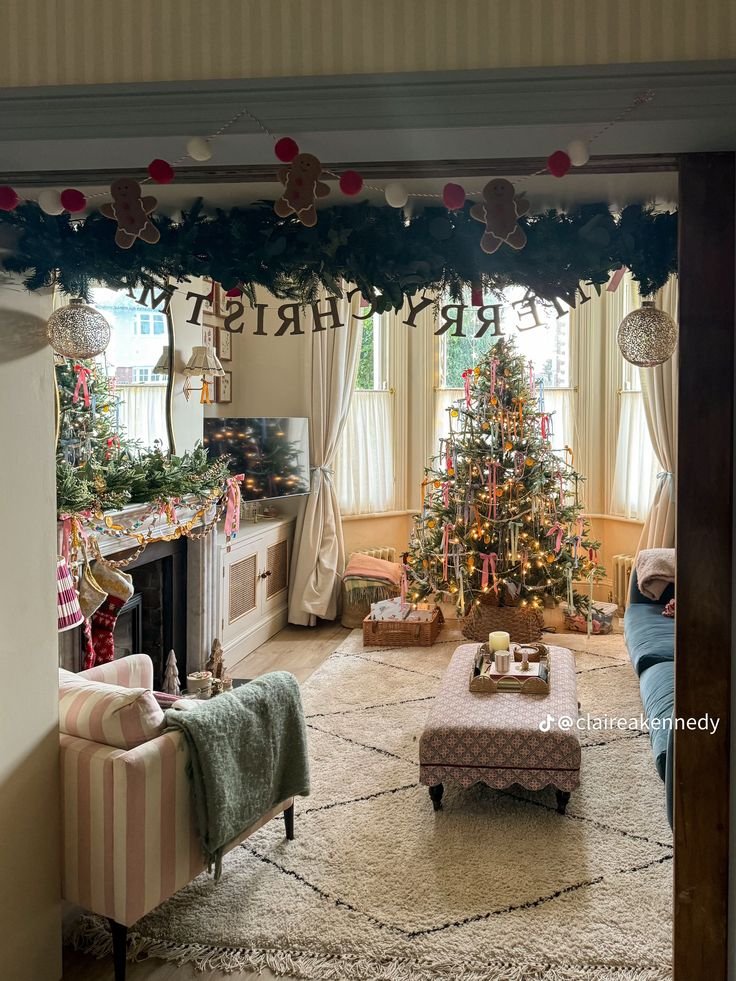 Salon avec cheminee deco de noel vintage en beige et branchages