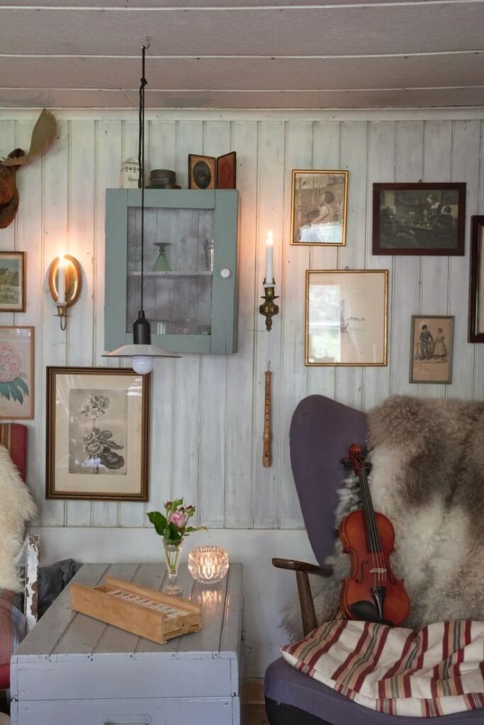 Chalet de noël scandinave avec lambris blancs The World of interiors