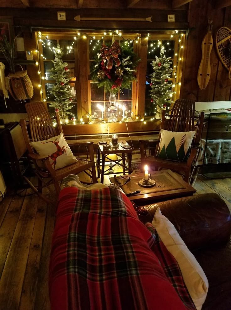 Chalet décoré pour Noël avec plaid tartan rouge Cynthia Knight Bean