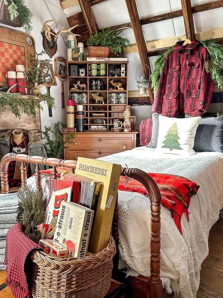 Chambre dans chalet décoré pour Noël avec panier de livres