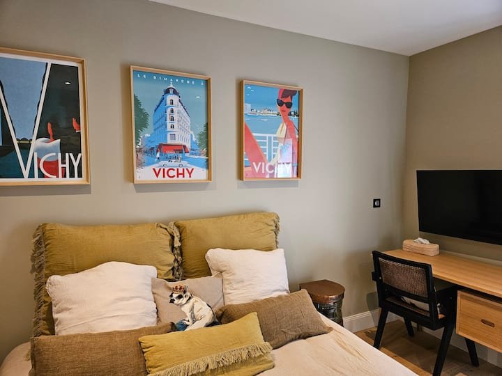 Chambre parentale avec bureau et parure de lit jaune et blanche duplex 75m2 à Vichy_