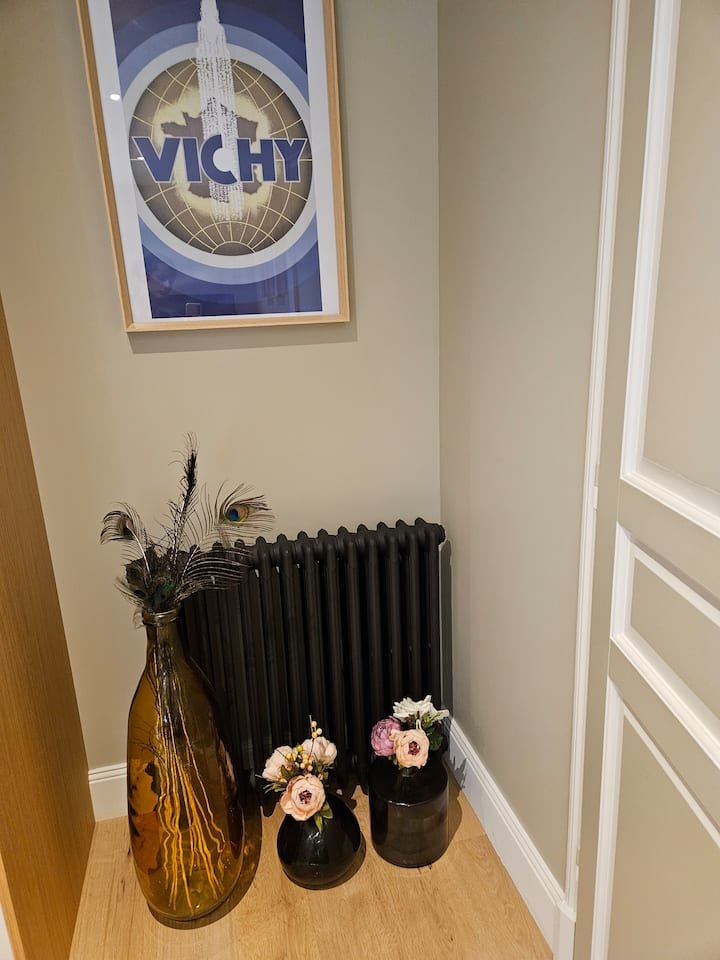 Couloir duplex de 75m² Vichy avec affiche vintage Vichy_