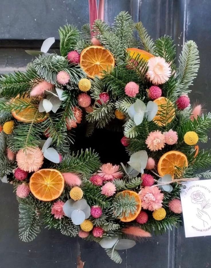 Couronne-de-Noel-avec-oranges-sechees-et-fleurs-roses