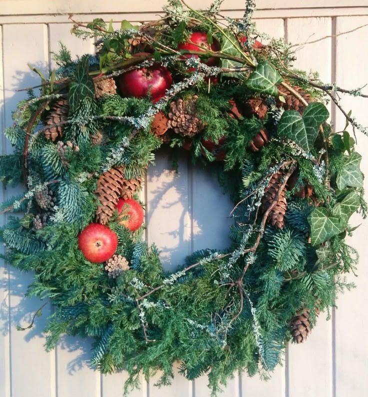 Couronne de Noël avec pommes rouges et pommes de pain