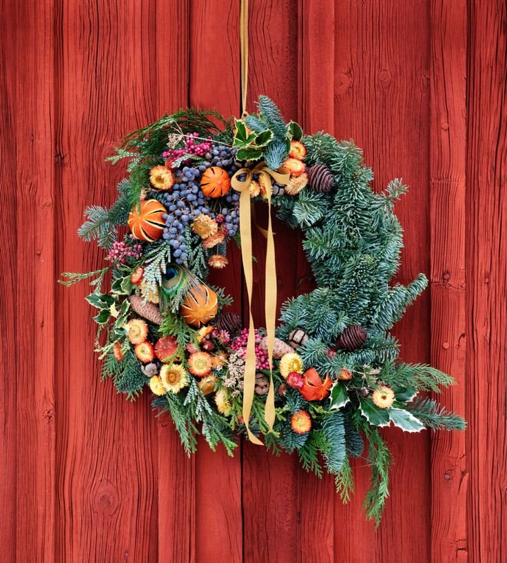 Couronne de Noël en branches de sapin et tuilla avec ruban jaune