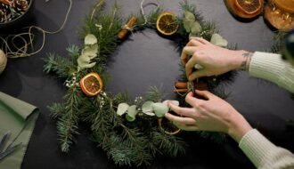 Couronne de Noël fait main avec eucalyptus et orange sechées camif