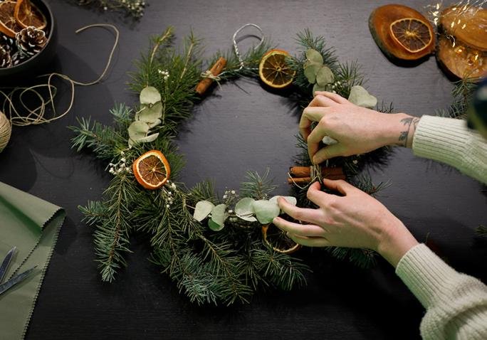 Couronne de Noël fait main avec eucalyptus et orange sechées camif