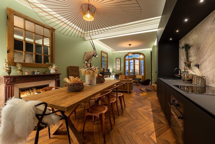 Cuisine avec table de ferme en bois et miroir duplex 75m2 Vichy_