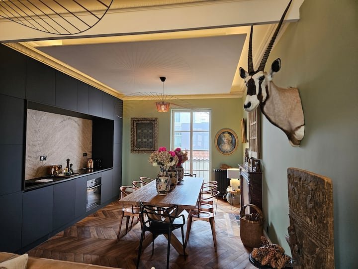 Cuisine salle à manger noir et kaki avec trophée antilope duplex 75m2 Vichy_