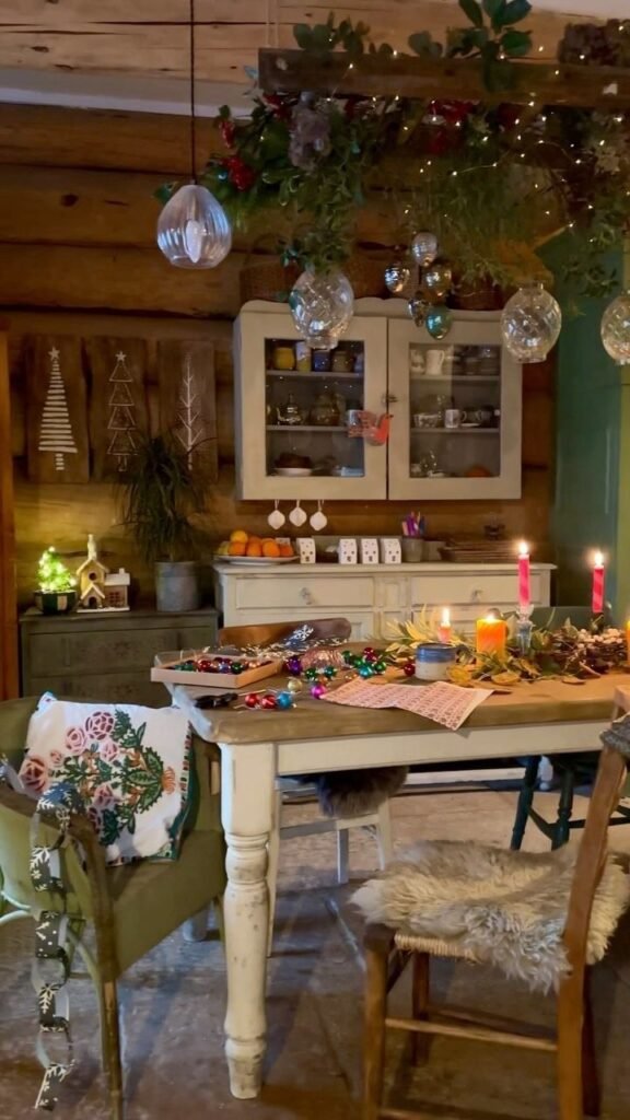 Déco chalet campagne noel avec meubles vintage blancs Nicky Grant