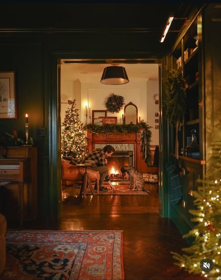 Déco chalet de noël avec murs vert émeraude style anglais