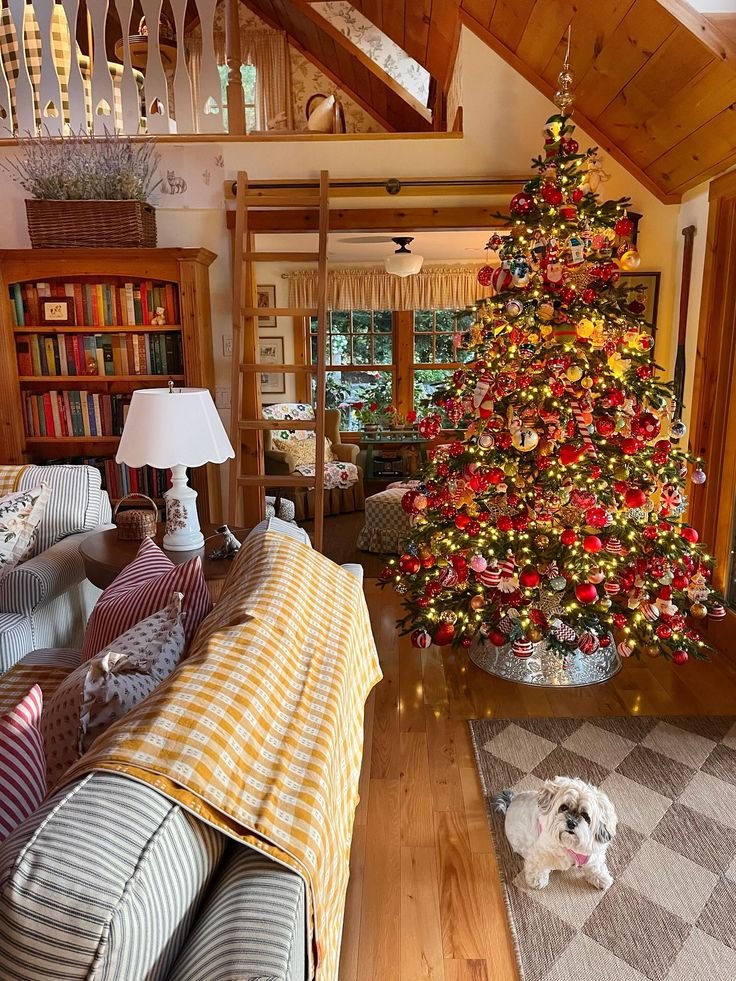 Déco chalet de noël avec sapin de noël avec plaid jaune et blanc