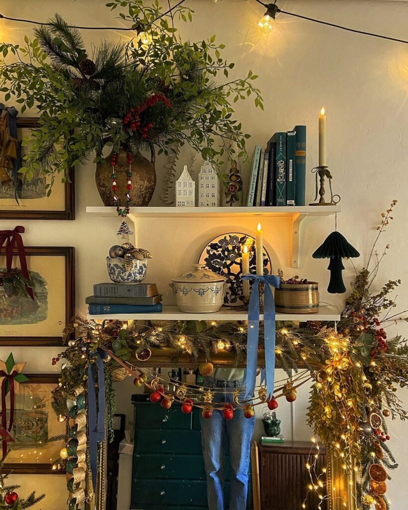 Deco de Noel nature cheminee decoree avec guirlande de sapin et guirlandes lumineuses