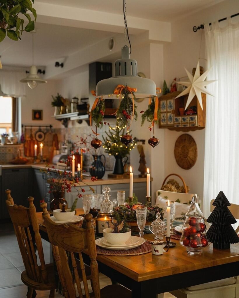 Deco de Noel nature cosy salle a manger nordique avec chaises en bois