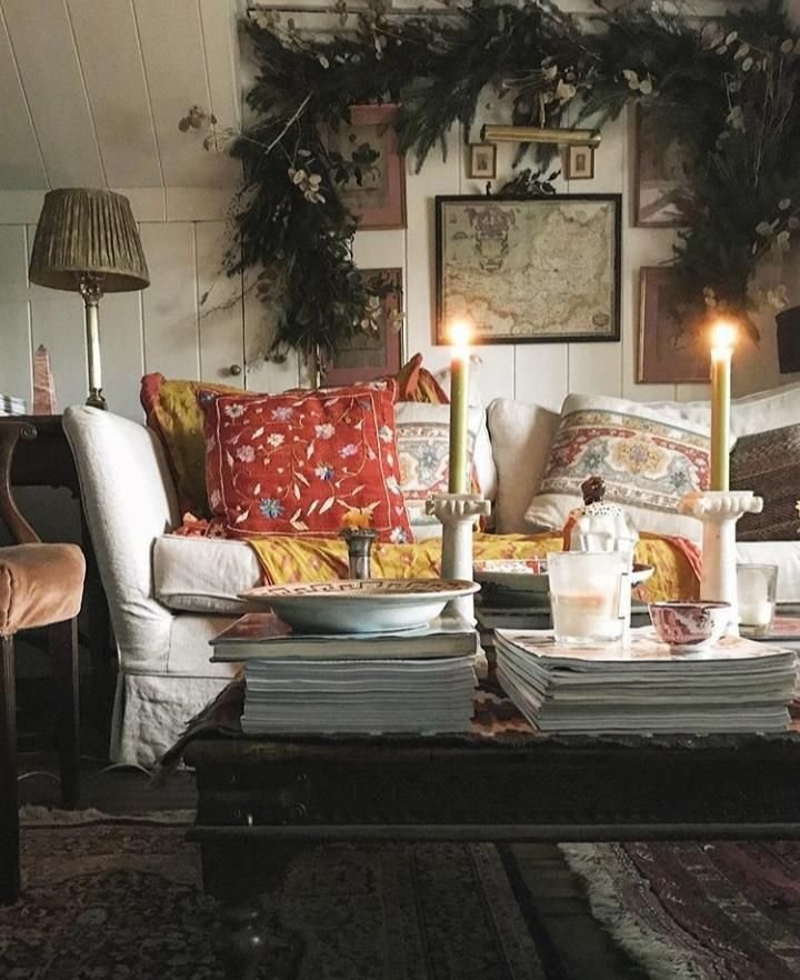 Deco de Noel nature dans salon vintage avec canape blanc et coussin rouge