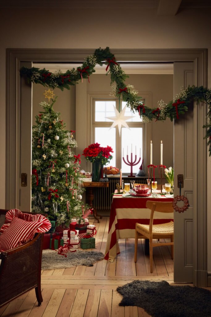 Deco de Noel nature dans salon scandinave avec guirlandes de sapin