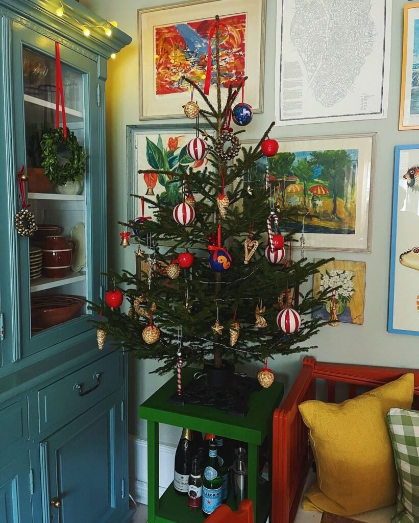 Deco de Noel nature style vintage avec vitrine peinte en bleu et guirlandes