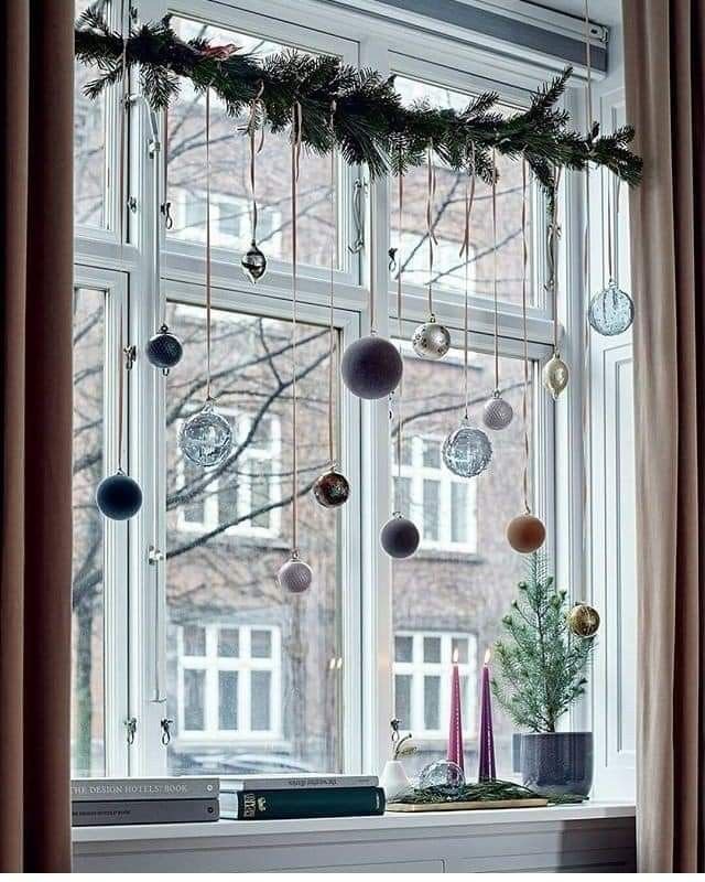 Déco de fenêtre de Noël avec boules suspendues et petit sapin