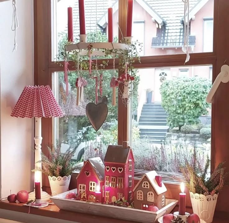 Déco de fenêtre de Noël avec petites maisons et lampe à abat jour plissé Rouge