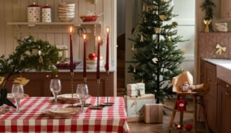 Deco de noel nature avec nappe a carreaux vichy et guirlandes de sapin