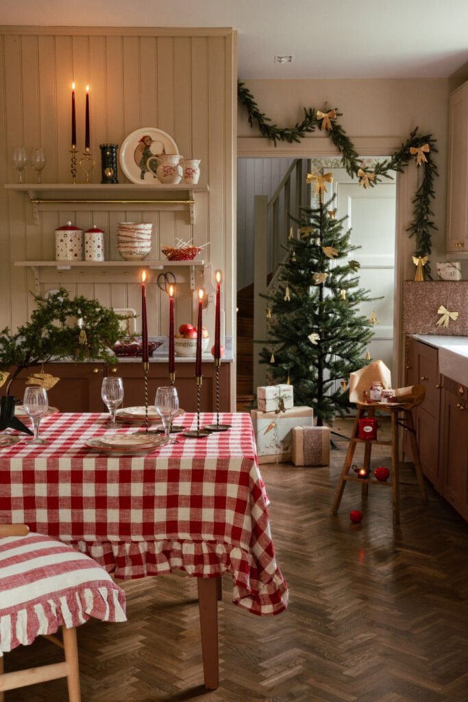 Deco de noel nature avec nappe a carreaux vichy et guirlandes de sapin