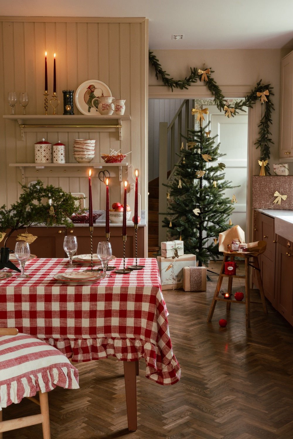 Deco de noel nature avec nappe a carreaux vichy et guirlandes de sapin