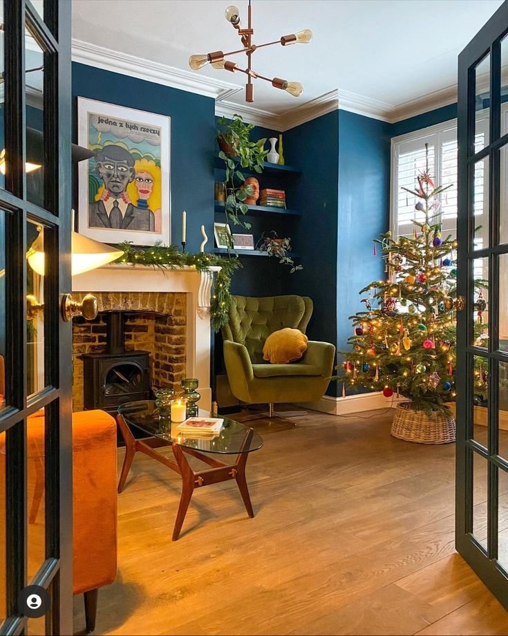 Déco de salon de Noël vintage avec murs bleus et parquet