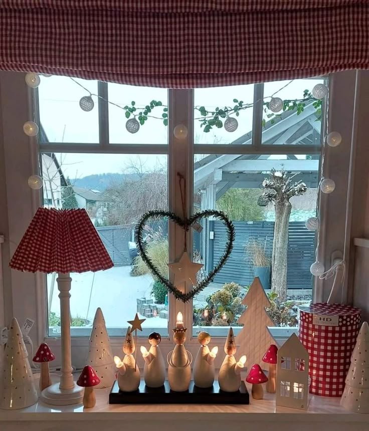 Déco fenêtre Noël avec couronne coeur et lampe