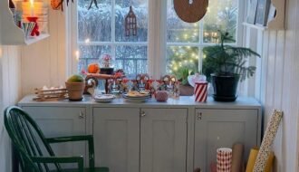 Déco fenêtre Noël avec plantes et étoiles suspendues au dessus placard