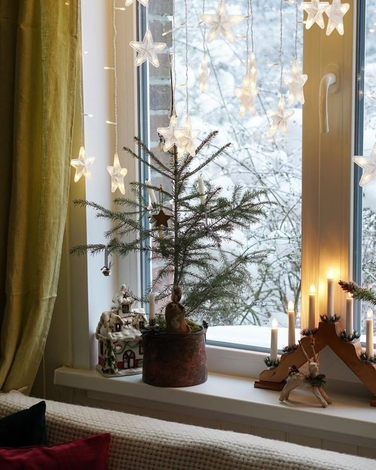 Deco-fenetre-Noel-avec-sapin-et-bougies-etoiles-suspendues