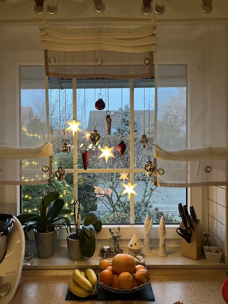 Deco-fenetre-Noel-scandinave-avec-rideaux-vintage-et-etoiles-lumineuses-suspendues