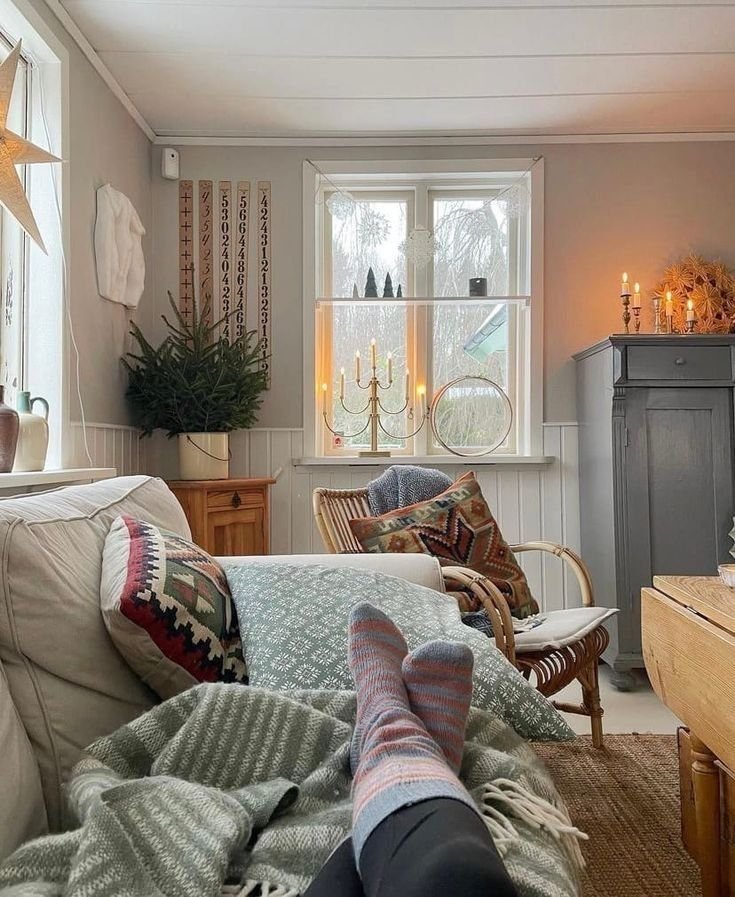 Déco fenêtre de Noël avec chandelier salon scandinave hygge