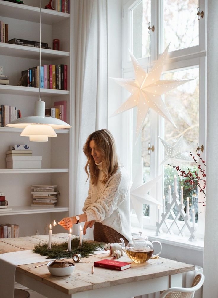 Déco fenêtre de Noël scandinave avec étoile dentelle Ikea et suspension PH