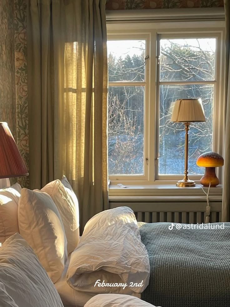 Déco fenêtre hiver noël avec lampe et déco