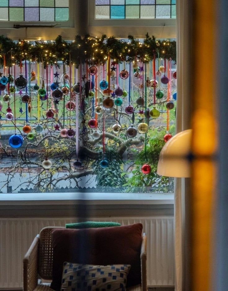 Déco guirlande avec boule sur fenêtre guirlande de sapin