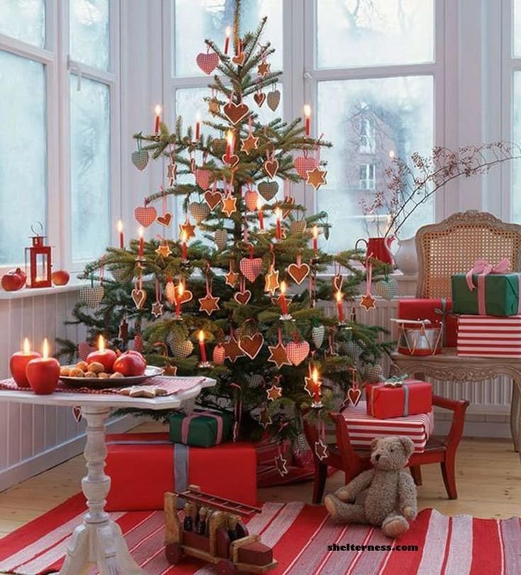 Déco maison sapin de noël blanc et rouge avec bougies pomme papier cadeau rayures blanches et rouges