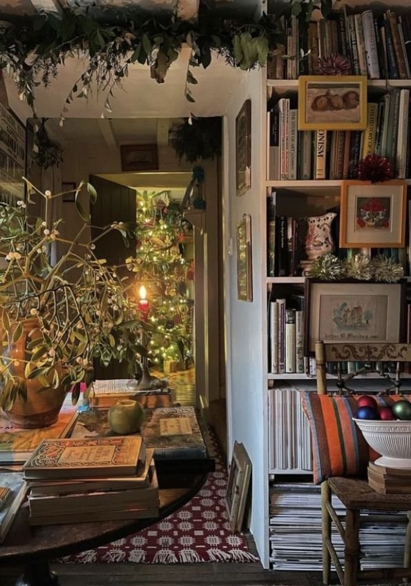 Deco nature pour Noel avec guirlandes de sapin dans salle a manger classique chic