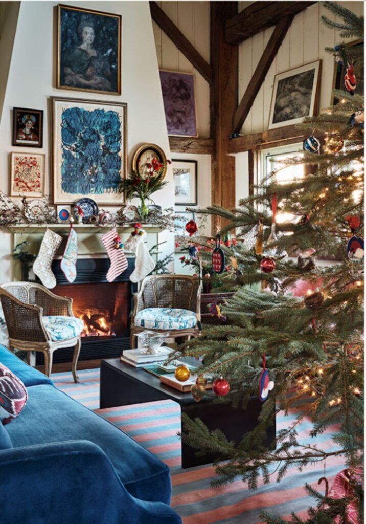 Deco nature pour Noel dans salon maison de campagne avec tableaux anciens