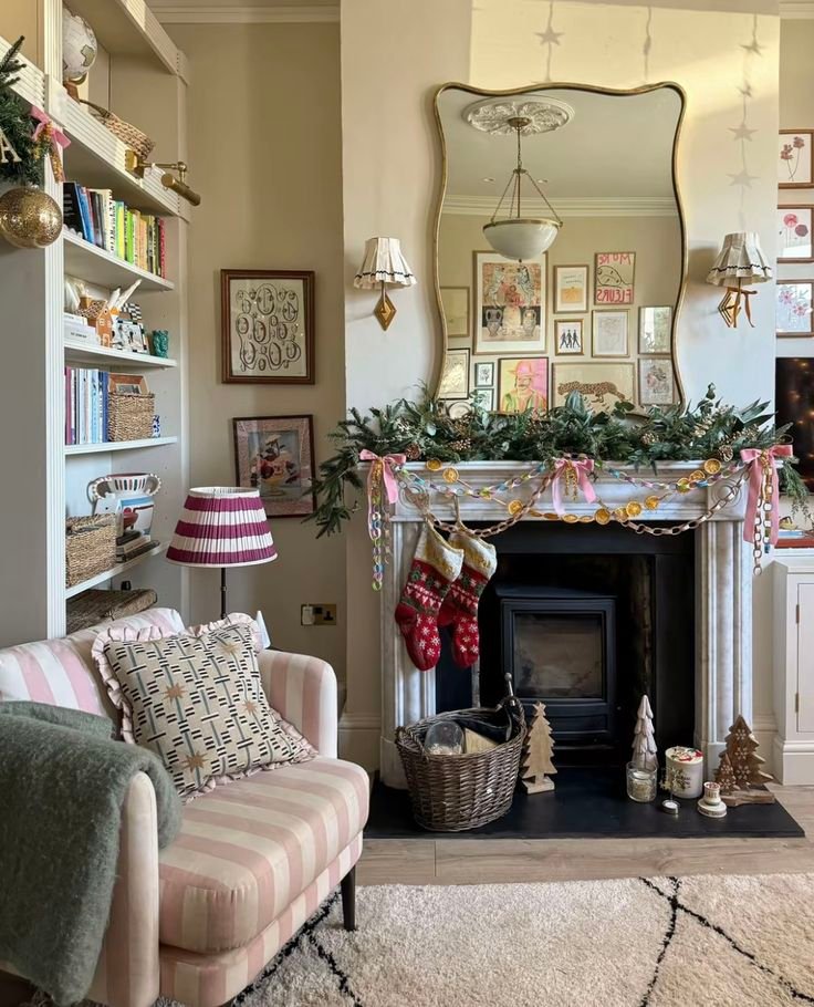 Déco salon Noel avec fauteuil a rayures rose dans cottage campagne