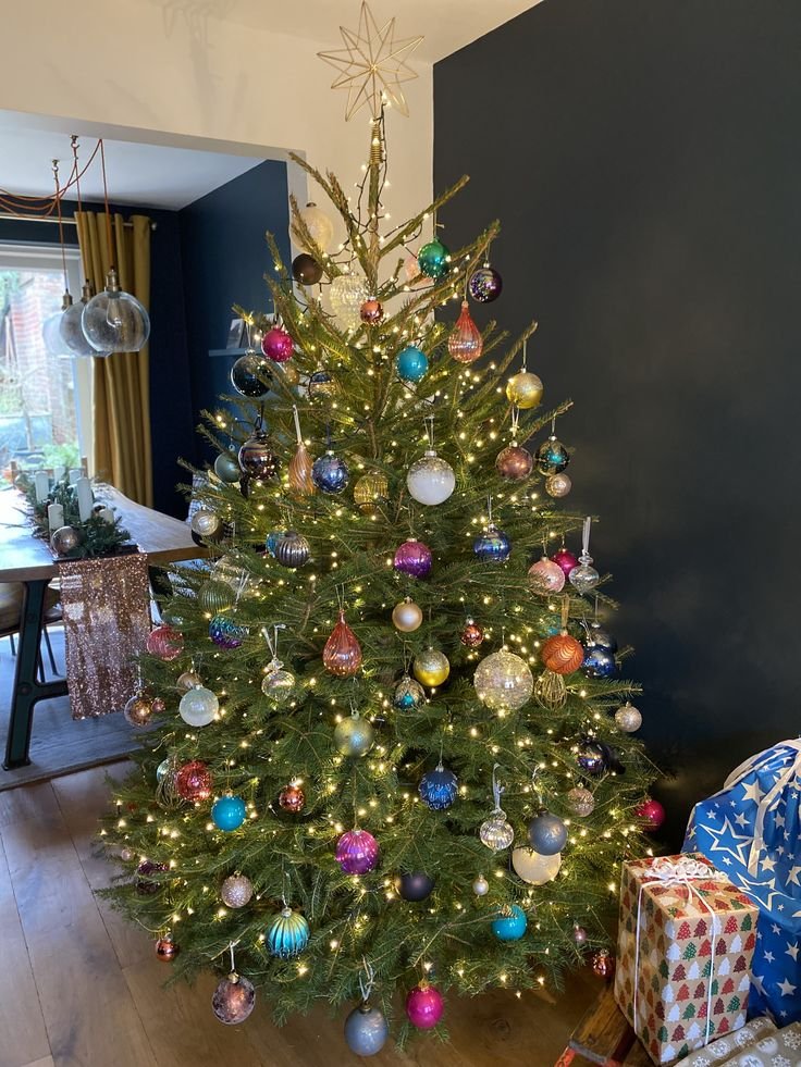 Déco salon Noel avec sapin aux boules colorees