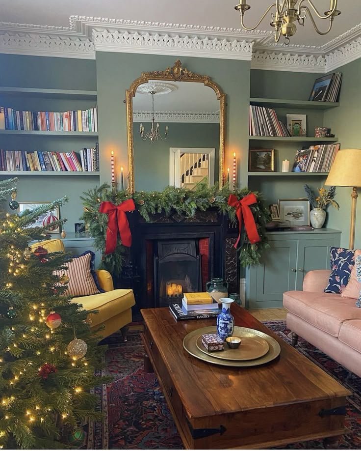 Déco salon Noel vert classique chic avec sapin et branches rubans sur cheminée