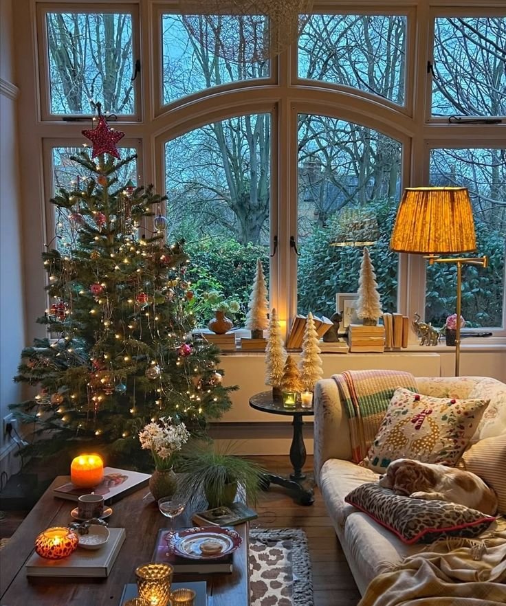 Déco salon de noël cottage avec grande fenêtre ancienne