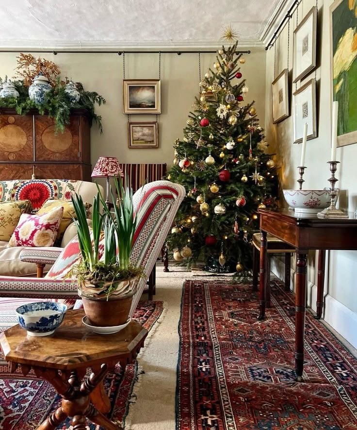 Déco salon de noël style classique chic anglais avec coussins sur canapé