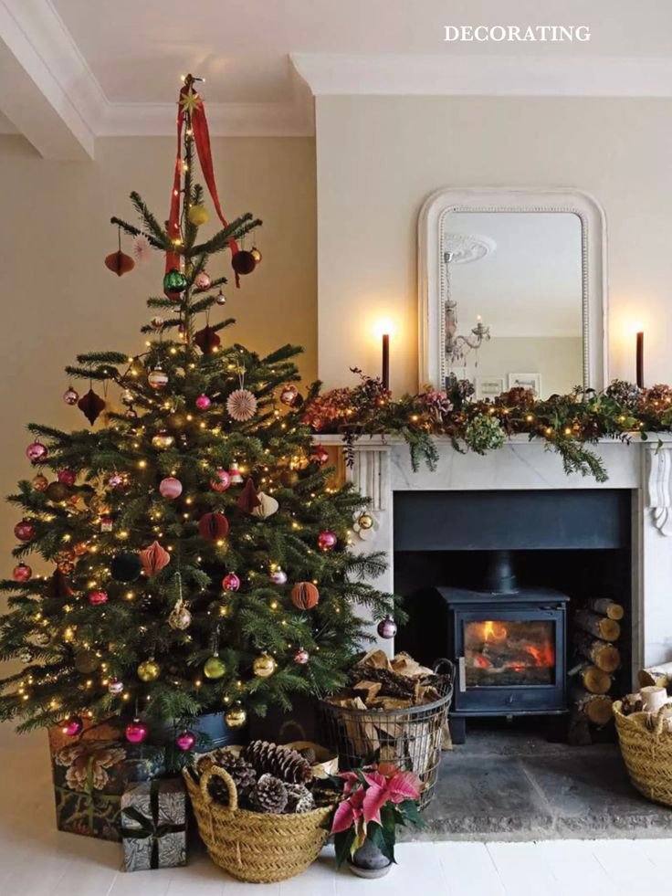 Déco sapin de Noël rouge et blanc dans salon scandinave