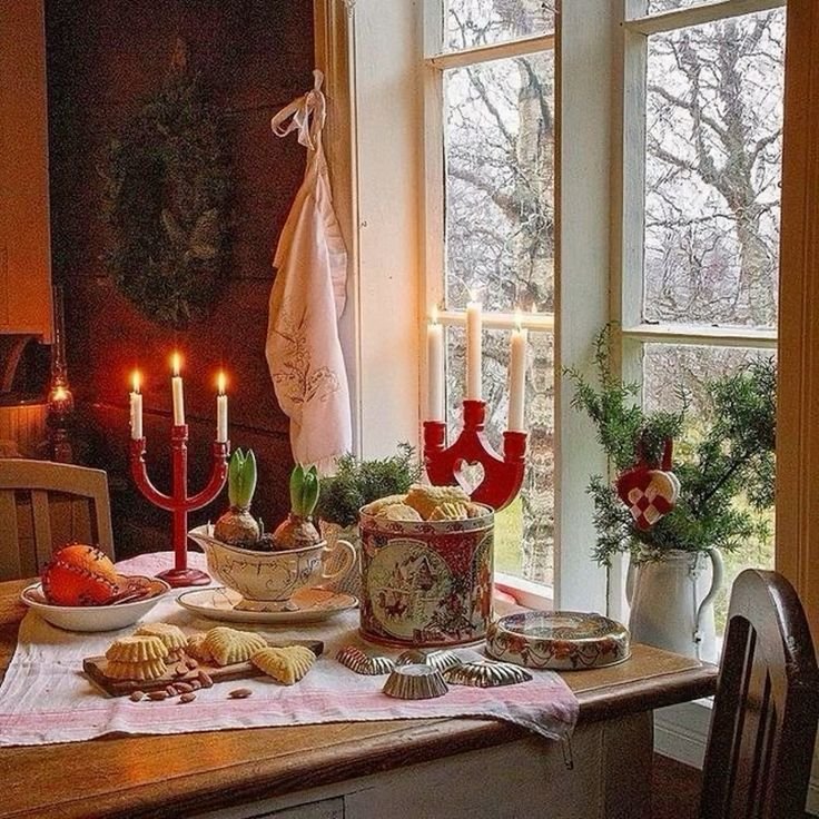Déco table et fenêtre de Noël avec bougeoirs rouges et plantes